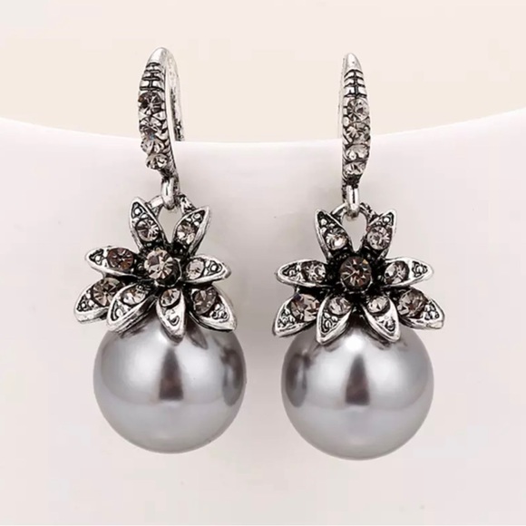 Vintage Pearl Dangle Drop Earrings - Picture 4 of 4